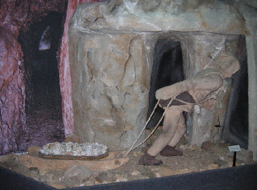 Goldbergbaumuseum-Raum-d-Bergwerk
